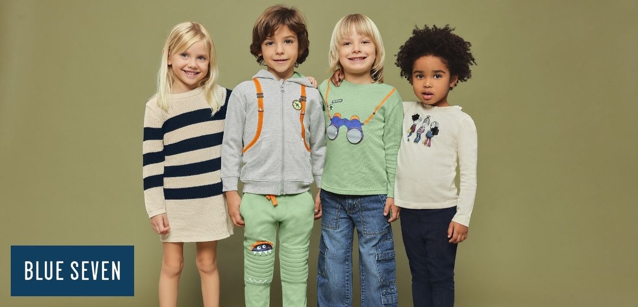 Vêtements pour enfants de Blue Seven comprenant un pull rayé, un sweat à capuche gris zippé, un pantalon vert et des chemises à manches longues de couleur claire avec des motifs.