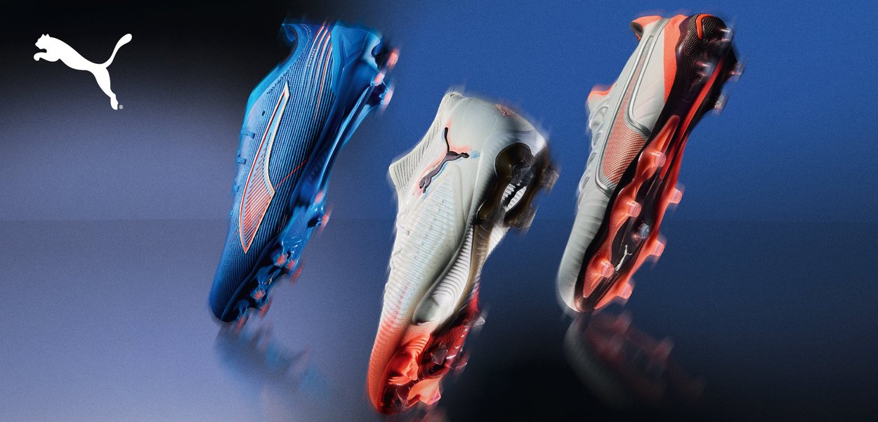 Drie paar voetbalschoenen: blauw met rode accenten, wit-oranje verloop en zwart met oranje, met gestructureerde patronen en gevormde noppen.