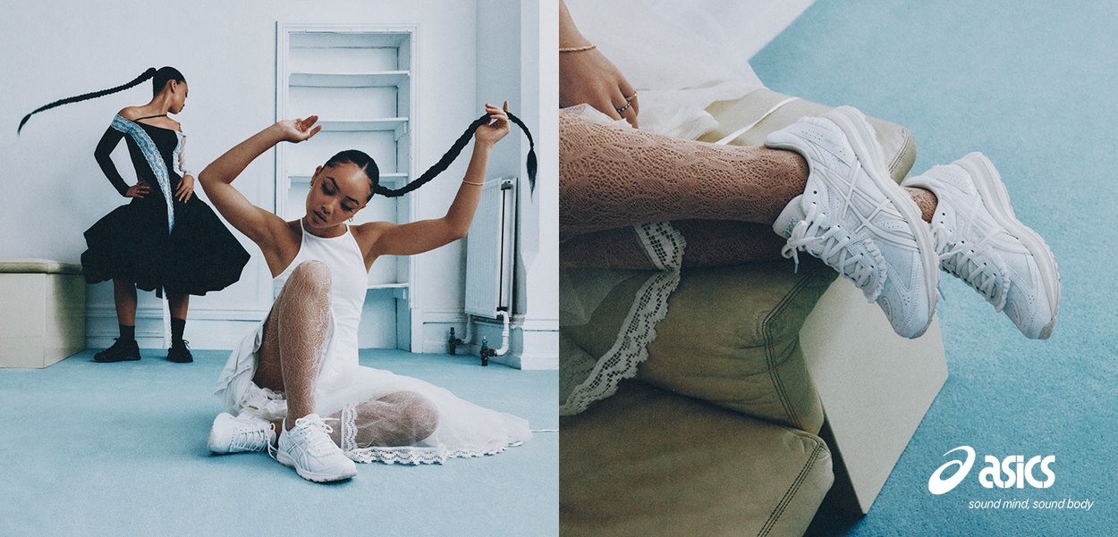 Donna con vestito bianco e collant in pizzo seduta a terra con sneaker bianche, un'altra donna in vestito nero in piedi; logo Asics nell'angolo.
