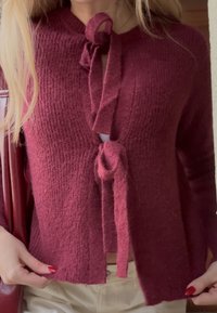 Cardigan tricotat burgund, cu închidere frontală cu nod și material texturat, cu croială lejeră și tiv scurt.