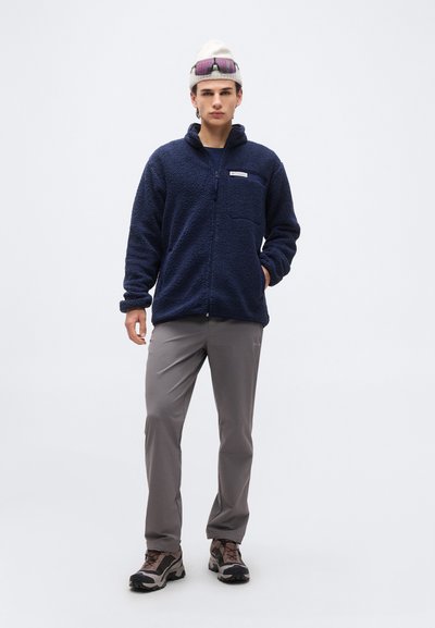 Columbia Maglietta Uomo Explorers Canyon, Maniche Lunghe, 100% Cotone, Vestibilità Regolare, Grafica Sul Retro