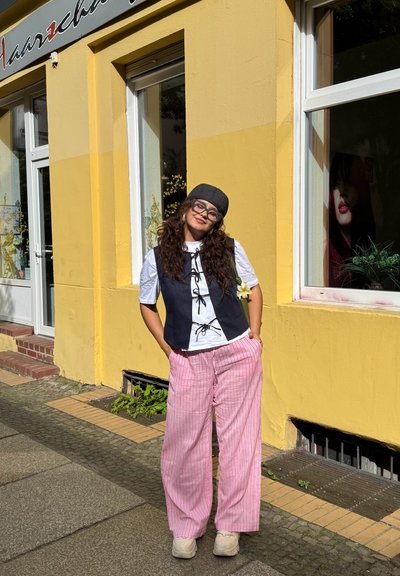 Pantalon Bershka Rose à Jambes Larges - Taille M - Occasion Très Bon état - Style Décontracté Femme