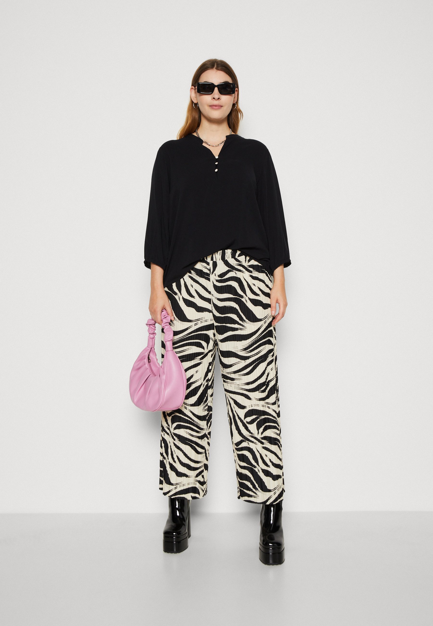 ONLY Loosefit Broek 'ONLRavenna' in Zwart | ABOUT YOU