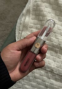 KIKO Milano huulituote läpinäkyvässä tuubissa, jossa on hopeinen korkki. Väri on pehmeä vaaleanpunainen, ja brändin nimi on painettu sivulle.