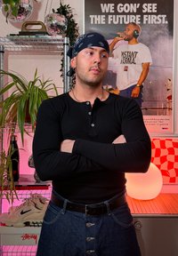 Sort langermet henley-skjorte, denimskjørt med knapper, svart belte, bandana. Bakgrunnen har diskokuler og fargerikt lys.