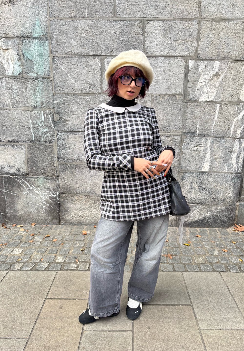 Black and white checked tunic featuring a white Peter Pan collar, teamed with grey wide-leg jeans and a cream beret. Accessories consist of a black bag.