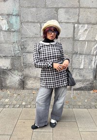 Black and white checked tunic featuring a white Peter Pan collar, teamed with grey wide-leg jeans and a cream beret. Accessories consist of a black bag.