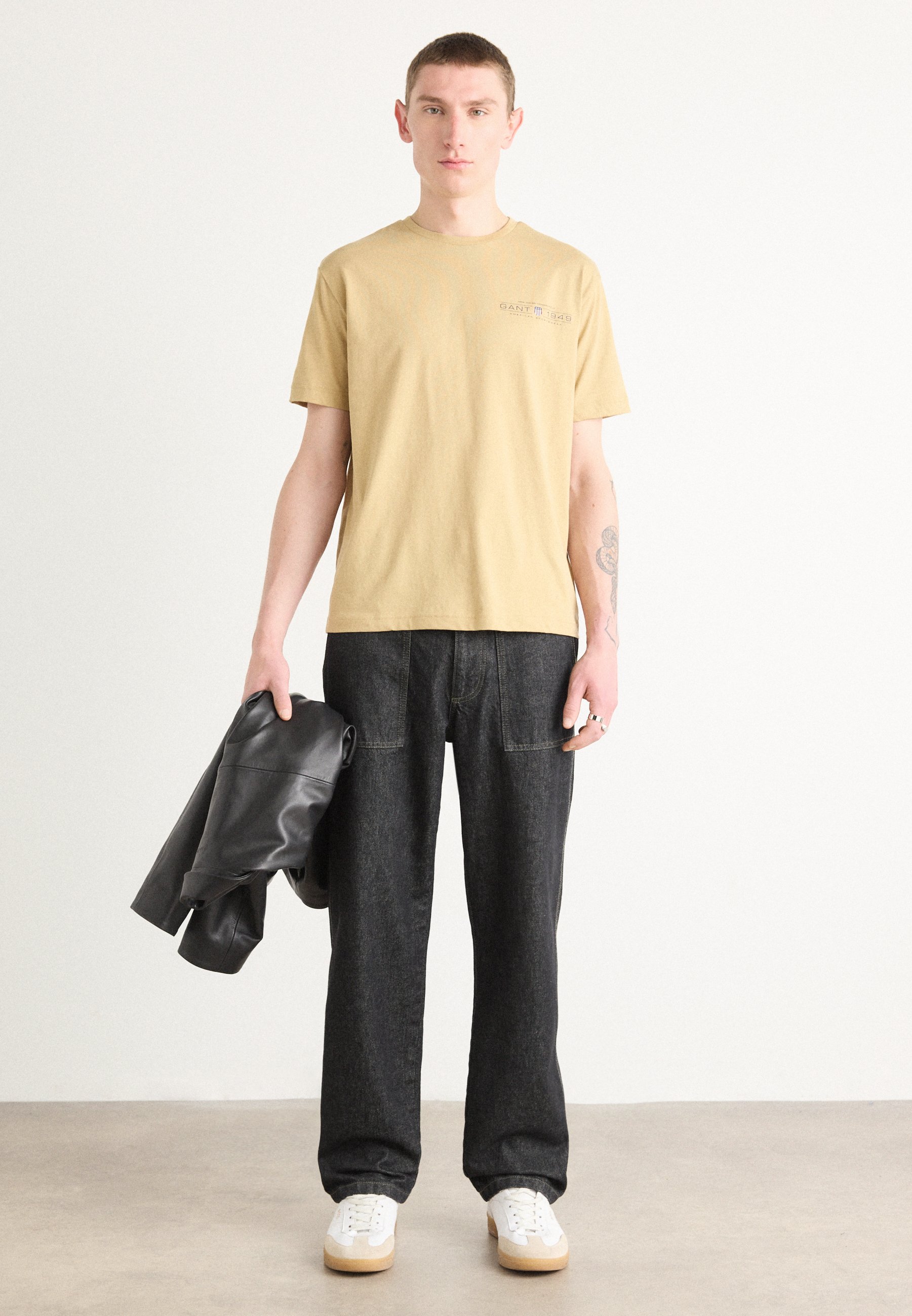 “Scotch & Soda” チェストアートワークプリントTシャツ Yellow SCOTCH & SODA Washed Artwork T-Shirt in Banana | endource