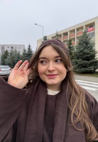 Bruin fleece buitenkledingstuk met een brede kraag, licht vest eronder en een bijpassende haarband. Zachte textuur en natuurlijk licht.