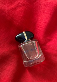 Heldere glazen parfumfles met een blauwe dop met een gouden accent. Het etiket leest "MY WAY" en "Giorgio Armani" in blauwe tekst.