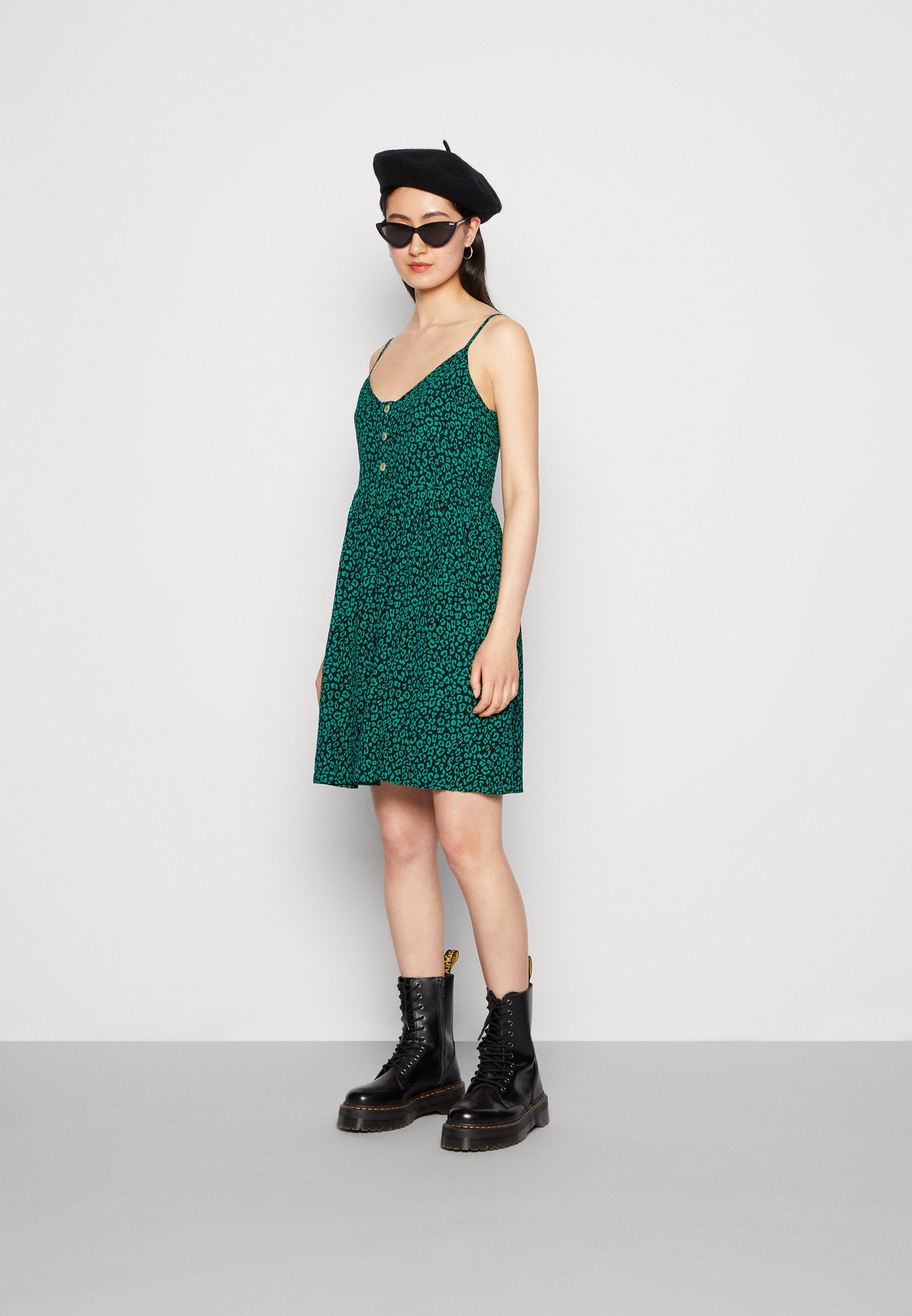 La nuova collezione di Dr. Martens per Donna | FASHIOLA.it