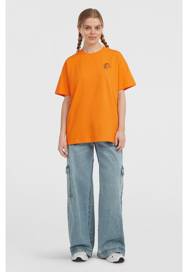 Oranžové bavlněné tričko s kulatým výstřihem a krátkými rukávy; spárované s světle modrými denimovými cargo kalhotami s bočními kapsami.