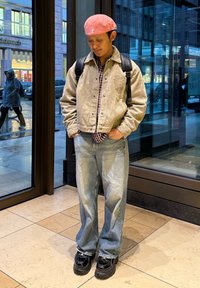 Jachetă din catifea în bej deschis, cu o cămașă în carouri dedesubt, blugi lejeri blue și pantofi cu platformă negri lucioși, cu talpă din cauciuc.