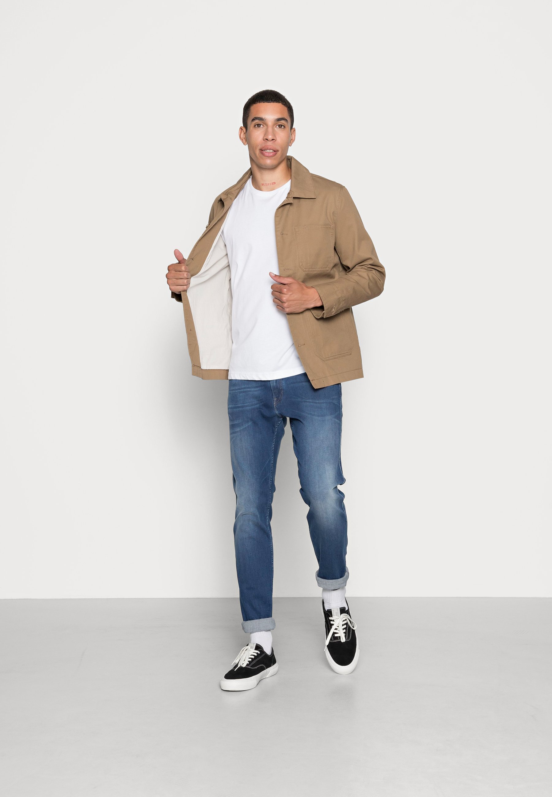 REPLAY Anbass X-Lite Plus Jeans Uomo - Slim Fit Con Gamba Stretta, Tessuto Denim Ultraleggero 7 Oz, Lavaggio Moderno, Elastico Per Il Massimo Comfort, Vestibilità Italiana