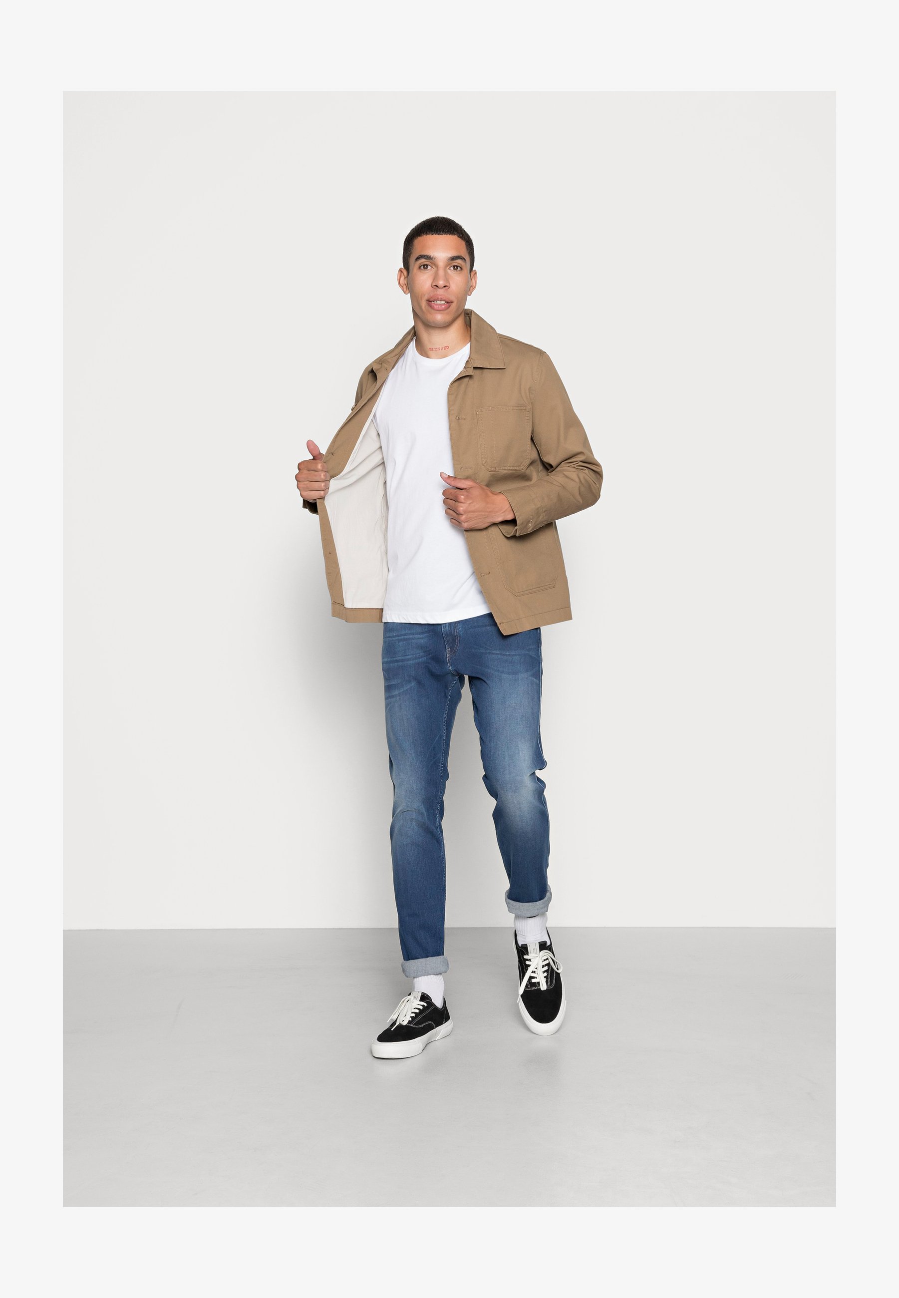 REPLAY Anbass X-Lite Plus Jeans Uomo - Slim Fit Con Gamba Stretta, Tessuto Denim Ultraleggero 7 Oz, Lavaggio Moderno, Elastico Per Il Massimo Comfort, Vestibilità Italiana
