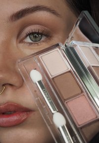Clinique oogschaduwpalette met zes tinten, met zachte roze en bruine kleuren, helder geval en een dubbelzijdige applicator. Huid met gouden ondertonen.
