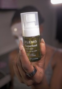 Grønn glassprayflaske med hvit pumpe, merket "Elemis Superfood Multi Mist," inneholder 1,0 amerikanske fluid ounces ansiktsmist.