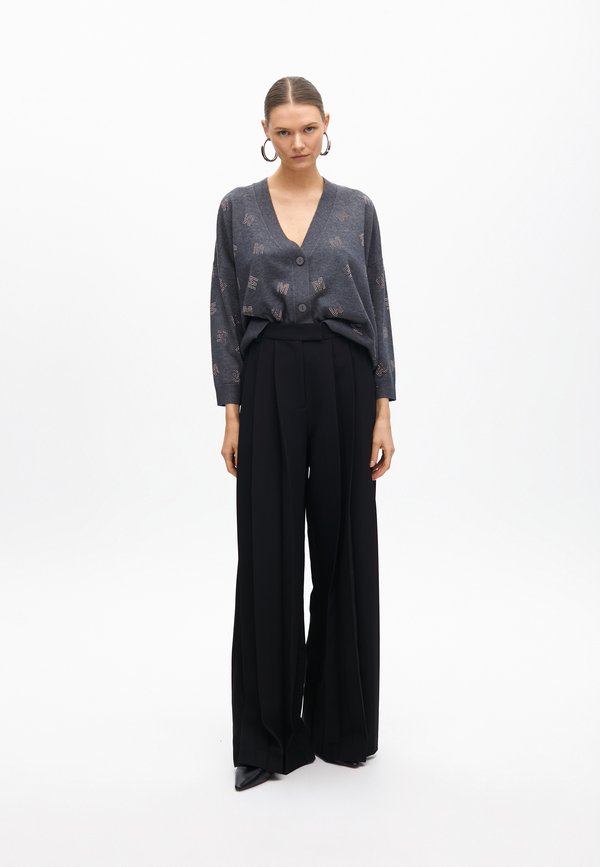 Sivý pletený cardigan s hlbokým výstrihom do V a gombíkovým zapínaním. Vhodný s čiernymi širokými nohavicami s vysokým pásom. Hladká textura; bez vzorov.