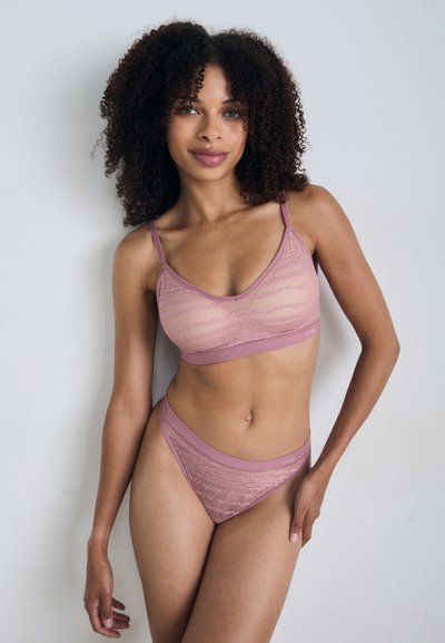 Bralette rosa con encaje y tanga a juego, con paneles transparentes y textura suave. Presenta tirantes finos y una cintura lisa.