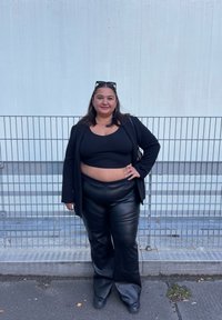 Μαύρο κοντό τοπ, μαύρη σαλοπέτα και φαρδιά μαύρα δερμάτινα παντελόνια. Λείο υλικό, εφαρμοστή σιλουέτα και σχέδιο με ψηλή μέση.