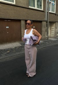 Žena koja nosi bijelu majicu bez rukava i široke bež hlače, drži ljubičastu preveliku torbu i napitak, stoji na ulici s smešnim smešnim smešnim smešnim smešnim smešnim smešnim smešnim smešnim smešnim smešnim smešnim smešnim smešnim smešnim smešnim smešnim smešnim smešnim smešnim smešnim smešnim smešnim smešnim smešnim smešnim smešnim smešnim smešnim smešnim smešnim smešnim smešnim smešnim smešnim smešnim smešnim smešnim smešnim smešnim smešnim smešnim smešnim smešnim smešnim smešnim smešnim smešnim smešnim smešnim smešnim smešnim smešnim smešnim smešnim smešnim smešnim smešnim smešnim smešnim smešnim smešnim smešnim smešnim smešnim smešnim smešnim smešnim smešnim smešnim smešnim smešnim smešnim smešnim smešnim smešnim smešnim smešnim smešnim smešnim smešnim smešnim smešnim smešnim smešnim smešnim smešnim smešnim smešnim smešnim smešnim smešnim smešnim smešnim smešnim smešnim smešnim smešnim smešnim smešnim smešnim smešnim smešnim smešnim smešnim smešnim smešnim smešnim smešnim smešnim smešnim smešnim smešnim smešnim smešnim smešnim smešnim smešnim smešnim smešnim smešnim smešnim smešnim smešnim smešnim smešnim smešnim smešnim smešnim smešnim smešnim smešnim smešnim smešnim smešnim smešnim smešnim smešnim smešnim smešnim smešnim smešnim smešnim smešnim smešnim smešnim smešnim smešnim smešnim smešnim smešnim smešnim smešnim smešnim smešnim smešnim smešnim smešnim smešnim smešnim smešnim smešnim smešnim smešnim smešnim smešnim smešnim smešnim smešnim smešnim smešnim smešnim smešnim smešnim smešnim smešnim smešnim smešnim smešnim smešnim smešnim smešnim smešnim smešnim smešnim smešnim smešnim smešnim smešnim smešnim smešnim smešnim smešnim smešnim smešnim smešnim smešnim smešnim smešnim smešnim smešnim smešnim smešnim smešnim smešnim smešnim smešnim smešnim smešnim smešnim smešnim smešnim smešnim smešnim smešnim smešnim smešnim smešnim smešnim smešnim smešnim smešnim smešnim smešnim smešnim smešnim smešnim smešnim smešnim smešnim smešnim smešnim smešnim smešnim smešnim smešnim smešnim smešnim smešnim smešnim smešnim smešnim smešnim smešnim smešnim smešnim smešnim smešnim smešnim smešnim smešnim smešnim smešnim smešnim smešnim smešnim smešnim smešnim smešnim smešnim smešnim smešnim smešnim smešnim smešnim smešnim smešnim smešnim smešnim smešnim smešnim smešnim smešnim smešnim smešnim smešnim smešnim smešnim smešnim smešnim smešnim smešnim smešnim smešnim smešnim smešnim smešnim smešnim smešnim smešnim smešnim smešnim smešnim smešnim smešnim smešnim smešnim smešnim smešnim smešnim smešnim smešnim smešnim smešnim smešnim smešnim smešnim smešnim smešnim smešnim smešnim smešnim smešnim smešnim smešnim smešnim smešnim smešnim smešnim smešnim smešnim smešnim smešnim smešnim smešnim smešnim smešnim smešnim smešnim smešnim smešnim smešnim smešnim smešnim smešnim smešnim smešnim smešnim smešnim smešnim smešnim smešnim smešnim smešnim smešnim smešnim smešnim SMEŠNIM SMEŠNIM SMEŠNIM prevelika torba i napitak, stoji na ulici s smešnim smešnim smešnim smešnim smešnim smešnim smešnim smešnim smešnim smešnim smešnim smešnim smešnim smešnim smešnim smešnim smešnim smešnim smešnim smešnim smešnim smešnim smešnim smešnim smešnim smešnim smešnim smešnim smešnim smešnim smešnim smešnim SMEŠNIM SMEŠNIM SMEŠNIM SMEŠNIM SMEŠNIM SMEŠNIM smešnim smešnim smešnim smešnim smešnim smešnim smešnim smešnim smešnim smešnim SMEŠNIM SMEŠNIM SMEŠNIM SMEŠNIM SMEŠNIM SMEŠNIM SMEŠNIM SMEŠNIM SMEŠNIM SMEŠNIM SMEŠNIM SMEŠNIM SMEŠNIM SMEŠNIM SMEŠNIM SMEŠNIM SMEŠNIM SMEŠNIM SMEŠNIM SMEŠNIM SMEŠNIM SMEŠNIM SMEŠNIM SMEŠNIM SMEŠNIM SMEŠNIM SMEŠNIM SMEŠNIM SMEŠNIM SMEŠNIM SMEŠNIM SMEŠNIM SMEŠNIM SMEŠNIM SMEŠNIM SMEŠNIM SMEŠNIM SMEŠNIM SMEŠNIM SMEŠNIM SMEŠNIM SMEŠNIM SMEŠNIM SMEŠNIM SMEŠNIM SMEŠNIM SMEŠNIM SMEŠNIM SMEŠNIM SMEŠNIM SMEŠNIM SMEŠNIM SMEŠNIM SMEŠNIM SMEŠNIM SMEŠNIM SMEŠNIM SMEŠNIM SMEŠNIM SMEŠNIM SMEŠNIM SMEŠNIM SMEŠNIM SMEŠNIM SMEŠNIM SMEŠNIM SMEŠNIM SMEŠNIM SMEŠNIM SMEŠNIM SMEŠNIM SMEŠNIM SMEŠNIM SMEŠNIM SMEŠNIM SMEŠNIM SMEŠNIM SMEŠNIM SMEŠNIM SMEŠNIM SMEŠNIM SMEŠNIM SMEŠNIM SMEŠNIM SMEŠNIM SMEŠNIM SMEŠNIM SMEŠNIM SMEŠNIM SMEŠNIM SMEŠNIM SMEŠNIM SMEŠNIM SMEŠNIM SMEŠNIM SMEŠNIM SMEŠNIM SMEŠNIM SMEŠNIM SMEŠNIM SMEŠNIM SMEŠNIM SMEŠNIM SMEŠNIM SMEŠNIM SMEŠNIM SMEŠNIM SMEŠNIM SMEŠNIM SMEŠNIM SMEŠNIM SMEŠNIM SMEŠNIM SMEŠNIM SMEŠNIM SMEŠNIM SMEŠNIM SMEŠNIM SMEŠNIM SMEŠNIM SMEŠNIM SMEŠNIM SMEŠNIM SMEŠNIM SMEŠNIM SMEŠNIM SMEŠNIM SMEŠNIM SMEŠNIM SMEŠNIM SMEŠNIM SMEŠNIM SMEŠNIM SMEŠNIM SMEŠNIM SMEŠNIM SMEŠNIM SMEŠNIM SMEŠNIM SMEŠNIM SMEŠNIM SMEŠNIM SMEŠNIM SMEŠNIM SMEŠNIM SMEŠNIM SMEŠNIM SMEŠNIM SMEŠNIM SMEŠNIM SMEŠNIM SMEŠNIM SMEŠNIM SMEŠNIM SMEŠNIM SMEŠNIM SMEŠNIM SMEŠNIM SMEŠNIM SMEŠNIM SMEŠNIM SMEŠNIM SMEŠNIM SMEŠNIM SMEŠNIM SMEŠNIM SMEŠNIM SMEŠNIM SMEŠNIM SMEŠNIM SMEŠNIM SMEŠNIM SMEŠNIM SMEŠNIM SMEŠNIM SMEŠNIM SMEŠNIM SMEŠNIM SMEŠNIM SMEŠNIM SMEŠNIM SMEŠNIM SMEŠNIM SMEŠNIM SMEŠNIM SMEŠNIM SMEŠNIM SMEŠNIM SMEŠNIM SMEŠNIM SMEŠNIM SMEŠNIM SMEŠNIM SMEŠNIM SMEŠNIM SMEŠNIM SMEŠNIM SMEŠNIM SMEŠNIM SMEŠNIM SMEŠNIM SMEŠNIM SMEŠNIM SMEŠNIM SMEŠNIM SMEŠNIM SMEŠNIM SMEŠNIM SMEŠNIM SMEŠNIM SMEŠNIM SMEŠNIM SMEŠNIM SMEŠNIM SMEŠNIM SMEŠNIM SMEŠNIM SMEŠNIM SMEŠNIM SMEŠNIM SMEŠNIM SMEŠNIM SMEŠNIM SMEŠNIM SMEŠNIM SMEŠNIM SMEŠNIM SMEŠNIM SMEŠNIM SMEŠNIM SMEŠNIM SMEŠNIM SMEŠNIM SMEŠNIM SMEŠNIM SMEŠNIM SMEŠNIM SMEŠNIM SMEŠNIM SMEŠNIM SMEŠNIM SMEŠNIM SMEŠNIM SMEŠNIM SMEŠNIM SMEŠNIM SMEŠNIM SMEŠNIM SMEŠNIM SMEŠNIM SMEŠNIM SMEŠNIM SMEŠNIM SMEŠNIM SMEŠNIM SMEŠNIM SMEŠNIM SMEŠNIM smešnim smešnim smešnim smešnim smešnim smešnim smešnim smešnim smešnim smešnim smešnim smešnim smešnim smešnim smešnim smešnim smešnim smešnim smešnim smešnim smešnim smešnim smešnim smešnim smešnim SMEŠNIM SMEŠNIM SMEŠNIM SMEŠNIM SMEŠNIM SMEŠNIM SMEŠNIM SMAJEVANJEM