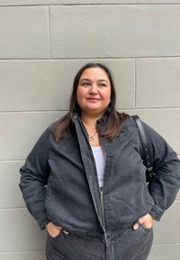 Μαύρο τζιν μπουφάν με φερμουάρ μπροστά, μακριά μανίκια και πλαϊνές τσέπες. Συνδυασμένο με παντελόνι σε αντίστοιχο σχέδιο, με ψηλή μέση και κουμπί κλεισίματος.