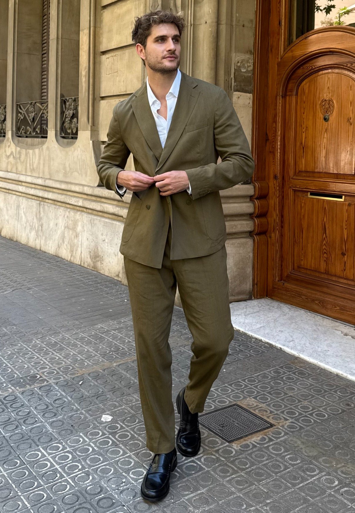 Completo a righe grigio business casual con scarpe marroni | Hockerty