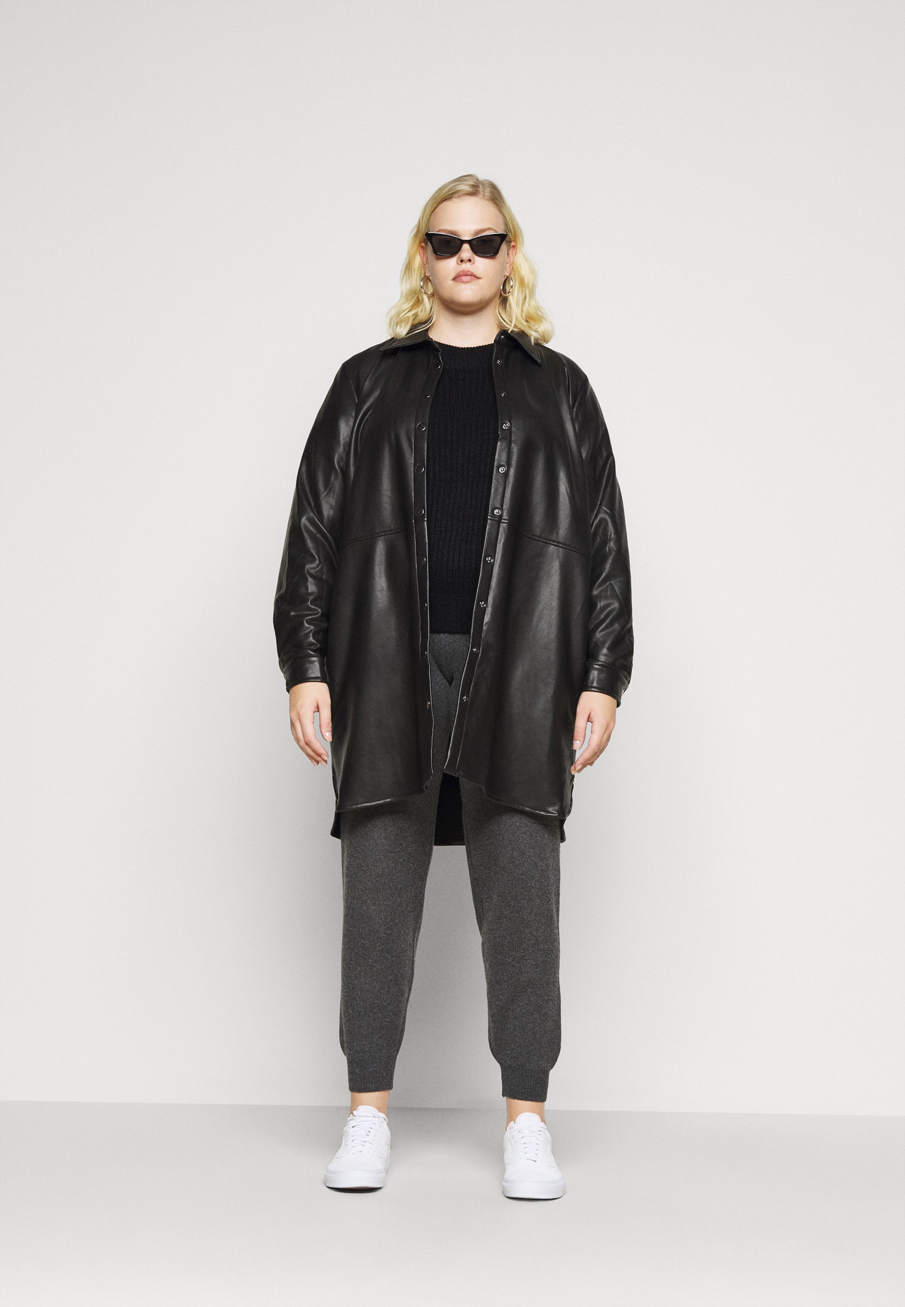 Vans UA COMFYCUSH OLD SKOOL - Matalavartiset tennarit - true  white/valkoinen - Zalando.fi