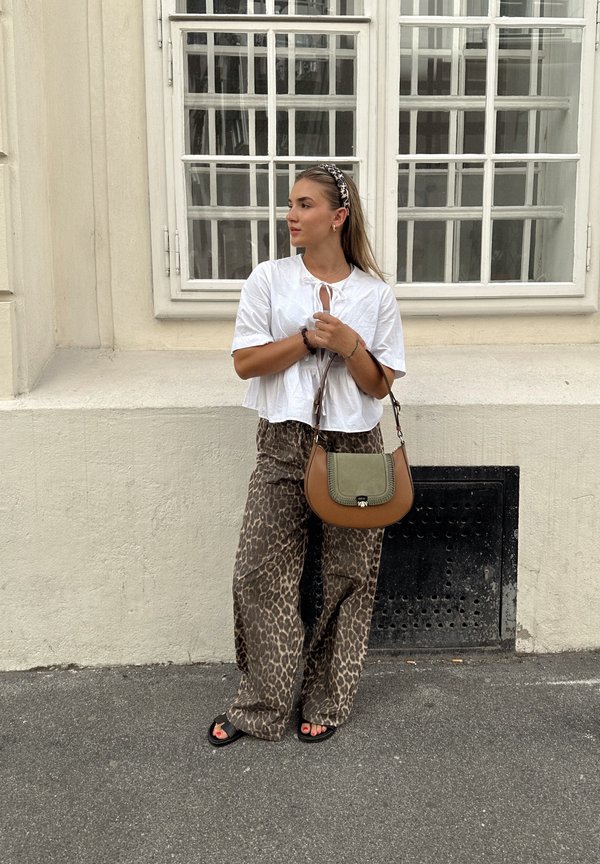 lara__brucker