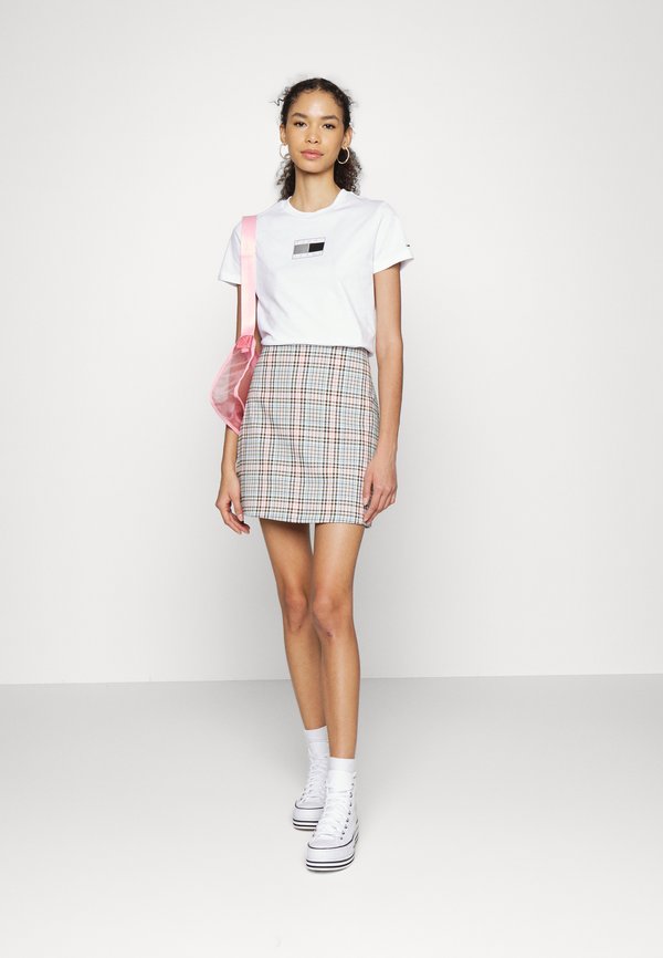 Tommy Jeans RAISED METALLIC BABY TEE Tshirt imprimé white/blanc