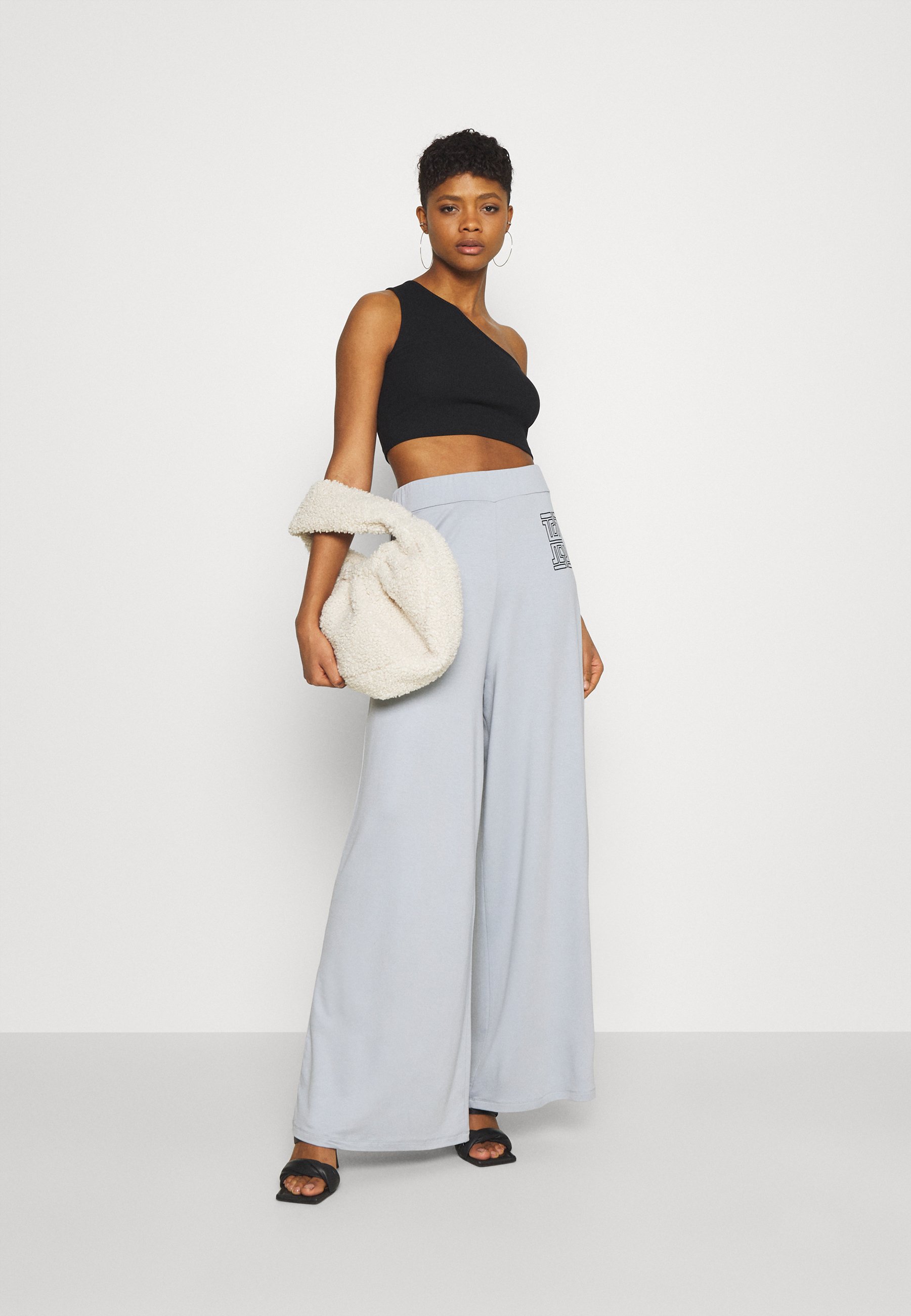 KENDALL + KYLIE FLARE PANTS - Pantalones - grey/gris - Zalando.es