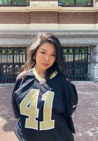 Nero maglietta NFL con accenti dorati e grande numero "41" sul davanti. Maniche corte, scollo rotondo e logo Nike sulla manica.
