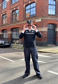 Μαύρη φανέλα Adidas μακρυμάνικη με λευκές λεπτομέρειες, μπλε τζιν παντελόνι, μαύρα αθλητικά παπούτσια και μαύρο καπέλο με το λογότυπο South Side Chicago.