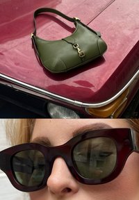 Borsa a tracolla in pelle verde con chiusura dorata sul cofano di un'auto d'epoca rossa; primo piano di un volto che indossa grandi occhiali da sole a tartaruga scura.