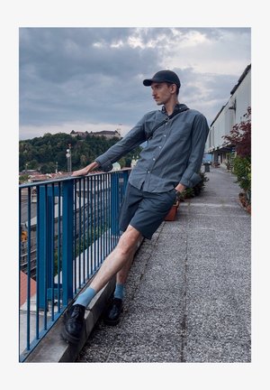 ARIAT Cappellino Da Uomo 6 Pannelli: Stile Robusto Con Visiera Nera E Toppa Marrone Chiaro