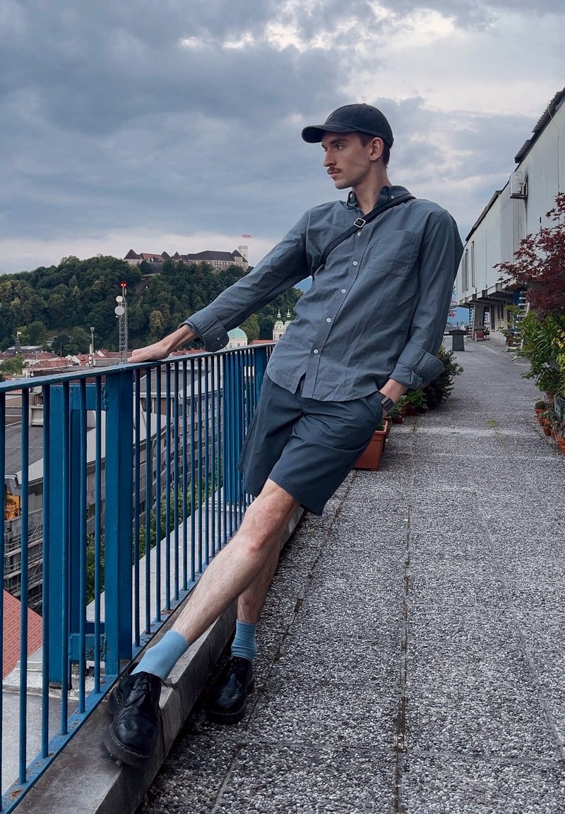 ARIAT Cappellino Da Uomo 6 Pannelli: Stile Robusto Con Visiera Nera E Toppa Marrone Chiaro