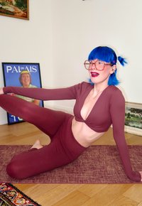 Bordový športový set obsahujúci crop top s dlhým rukávom a legíny so zvýšeným pásom. Hladká textúra, priliehavý strih a bezšvová konštrukcia.