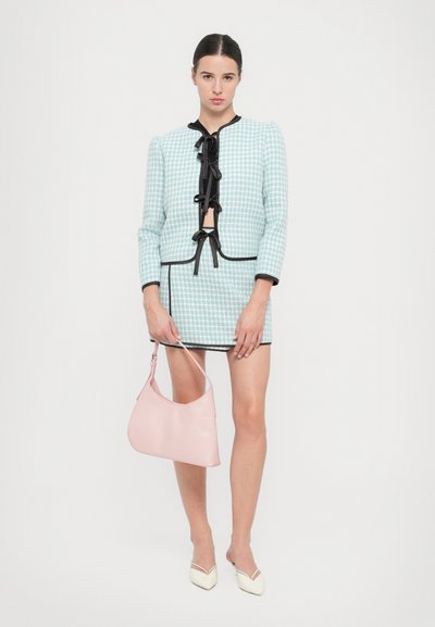 Chaqueta a cuadros en azul claro con ribetes negros y cierre de lazo, combinada con una falda corta a juego y un bolso de cuero rosa. Bailarinas beige de punta.