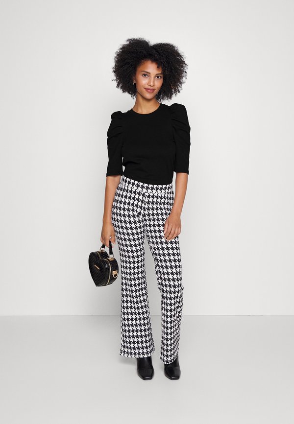 Neon & Nylon LIVELOVE FLARED PANTS Stoffhose black/schwarz Zalando.at