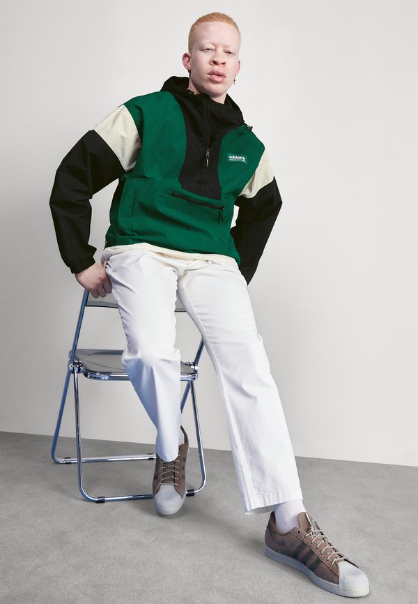 chaussure human race