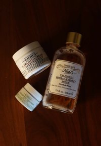 Tre Kiehl's hudpleieprodukter på tre: Ultra Facial Cream, Calendula Herbal-Extract Toner og Creamy Eye Treatment med avocado.
