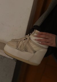 Fehér platform tornacipő texturált szövet felsőrésszel. Kerek orrú, fűzős kialakítású, ezüst tónusú fém részletekkel.