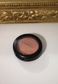 MAC blush i en rund sort kompakt med gennemsigtig låg og en blød ferskenfarve indeni med en glat tekstur. Kompakt har en bundåbning.