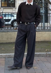 Tamsus megztinis su baltu marškinių apykakle po apačia, derinamas su plačiomis, aukštos juosmens tamsiomis kelnėmis ir ruda avalyne. Sidabrinis diržo akcentas.