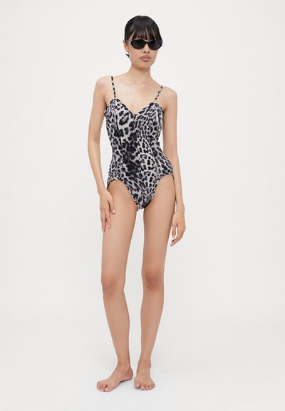 Bañador de una pieza en estampado de leopardo negro y gris, con tirantes delgados ajustables, espalda baja y un diseño ajustado.