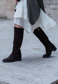 Rjave semiš škornje do kolen z zaobljenim nosom in blok peto, z božnim zadrgo za prilagoditev fit.