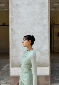 Mintgrønn, ribbestrikket langermet kjole med rynkede detaljer og knapper foran. Jevn tekstur, lagdelt skjørt, enkel utringning.