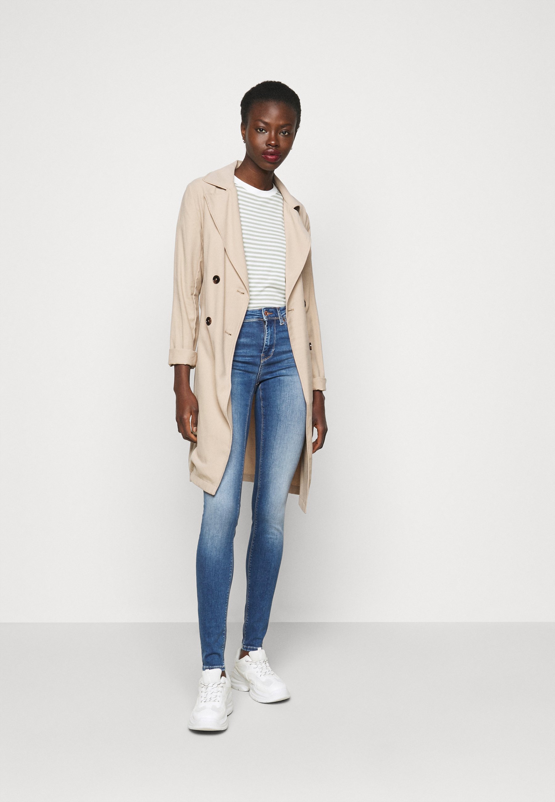 Noisy May Damen Skinny Jeans NMBILLIE NW – Slim Fit, Seitliche Schlitze, Gerippte Bündchen