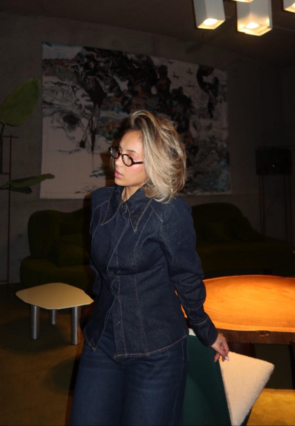 Τζιν σύνολο με δομημένο πουκάμισο με κουμπιά και γιακά, με αντίθεση στις ραφές. Σκούρο μπλε χρώμα, συνδυασμένο με τζιν σε αντίστοιχο χρώμα.