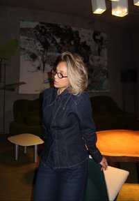 Τζιν σύνολο με δομημένο πουκάμισο με κουμπιά και γιακά, με αντίθεση στις ραφές. Σκούρο μπλε χρώμα, συνδυασμένο με τζιν σε αντίστοιχο χρώμα.